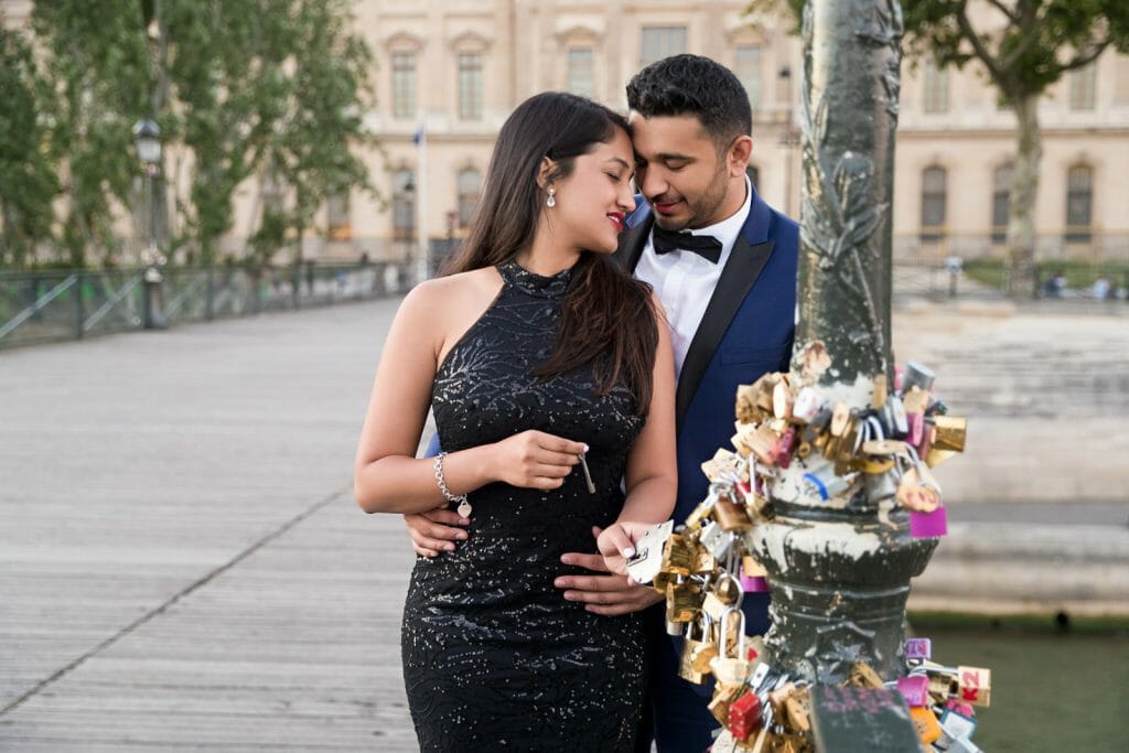 Photos de fiançailles à Paris au Pont des Arts Love Lock Bridge