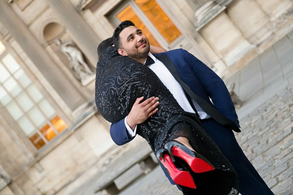 Photos de fiançailles à Paris au Musée du Louvre avec des Louboutin à semelle rouge