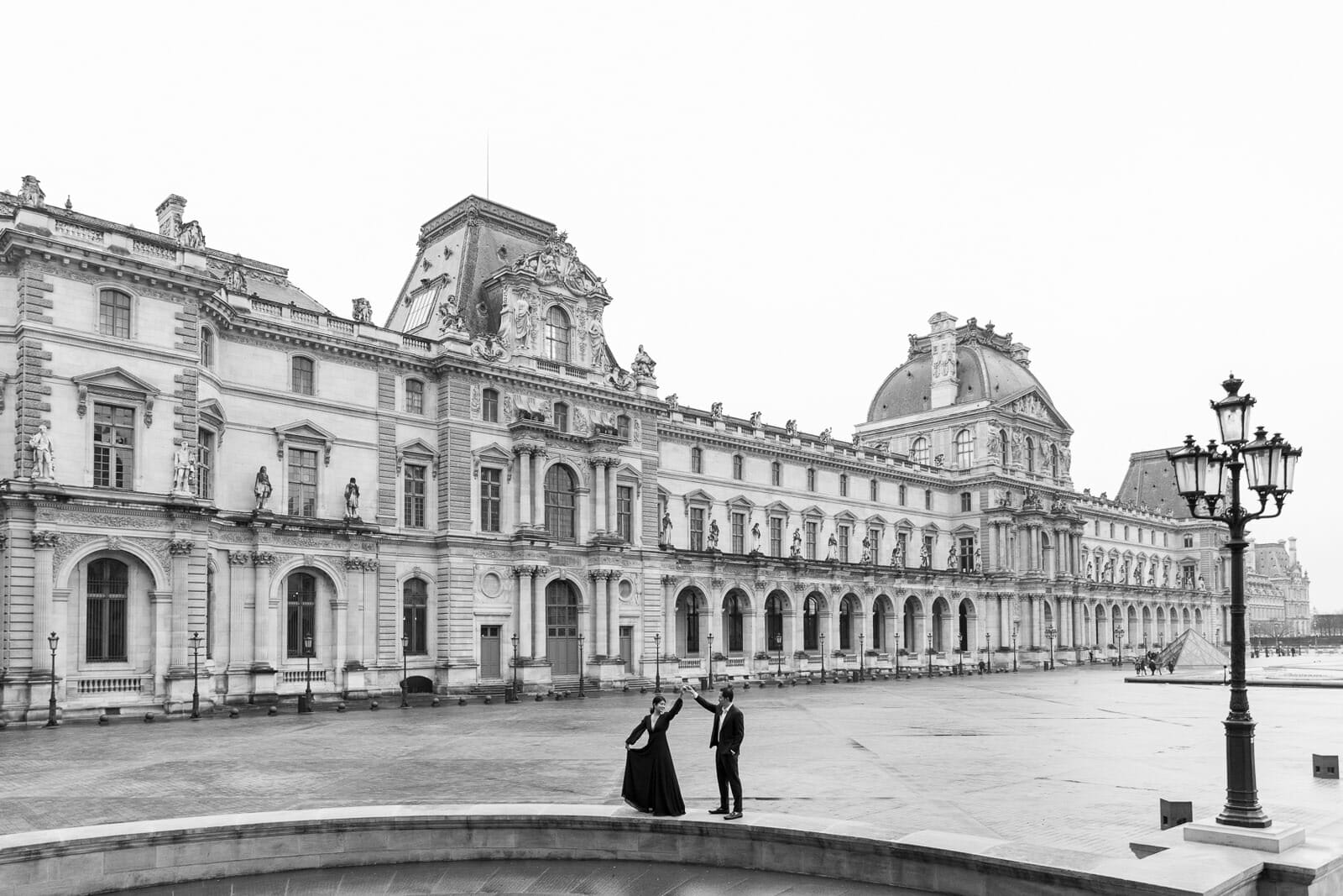 paris couple photoshoot at Louvre Museum