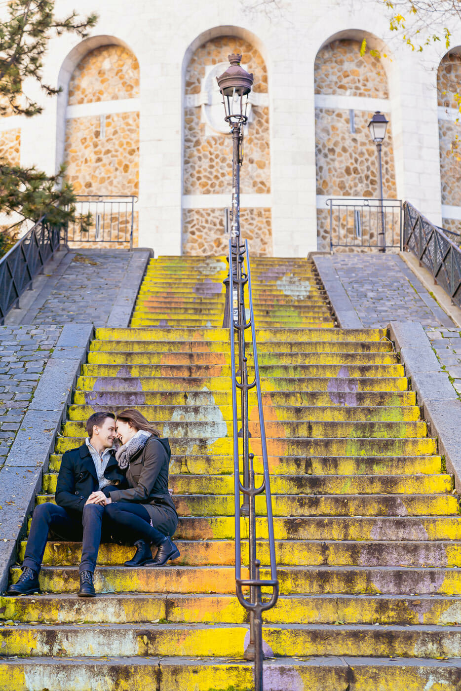 Unusual Paris engagement photos at Montmartre