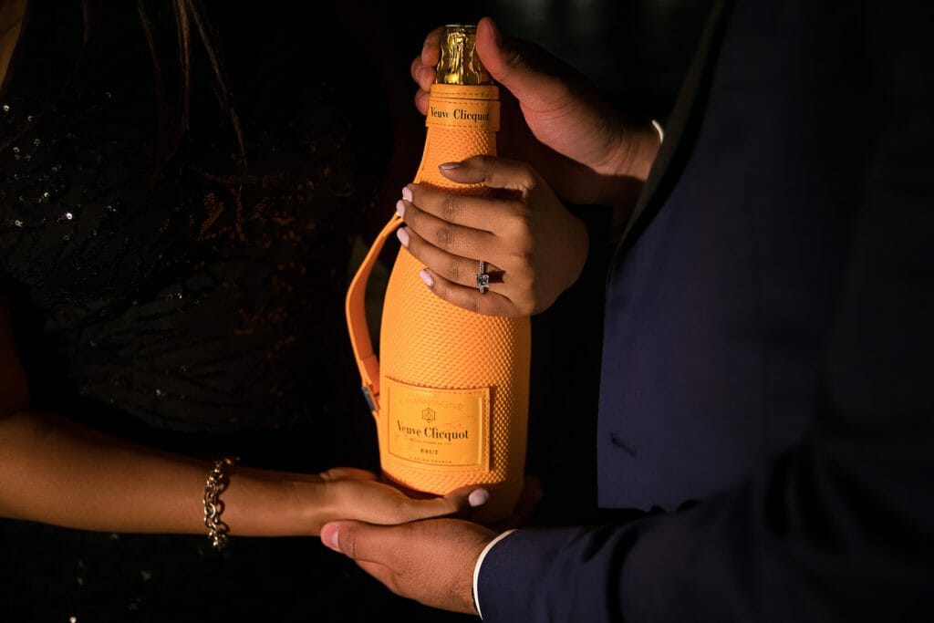 Idées de demande en mariage romantique à Paris : embellissement surprise d'une suite d'hôtel avec vue imprenable sur Paris