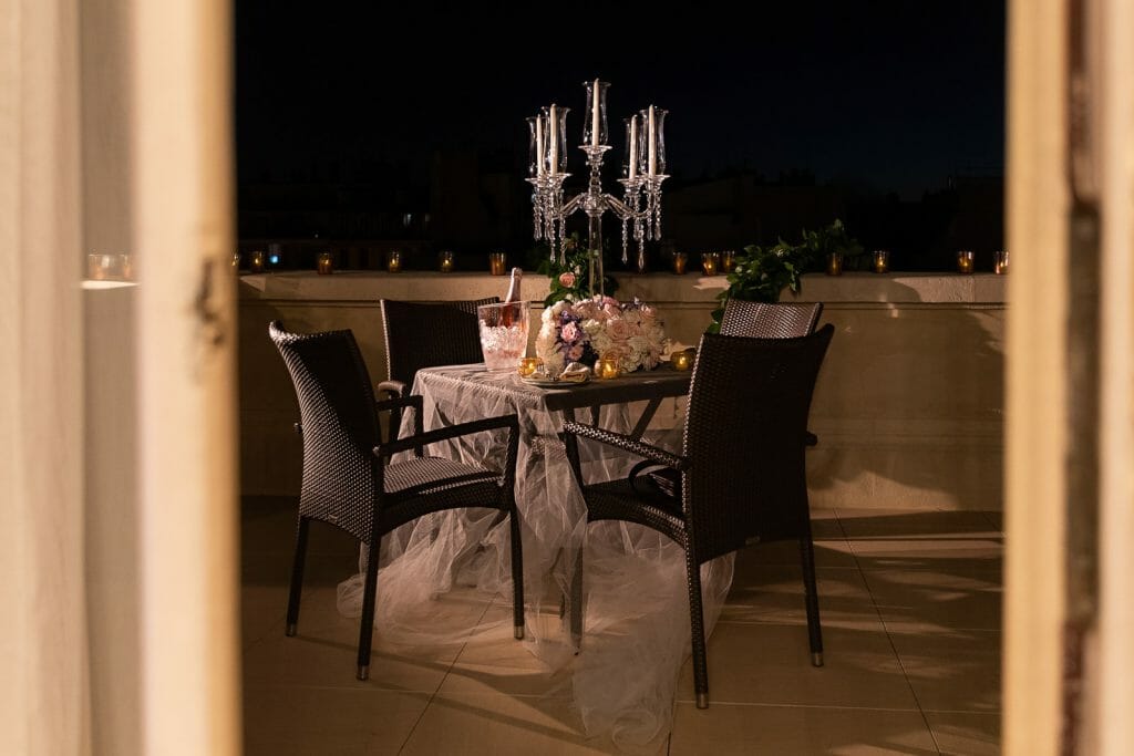 Idées de demande en mariage romantique à Paris : embellissement surprise d'une suite d'hôtel avec vue imprenable sur Paris