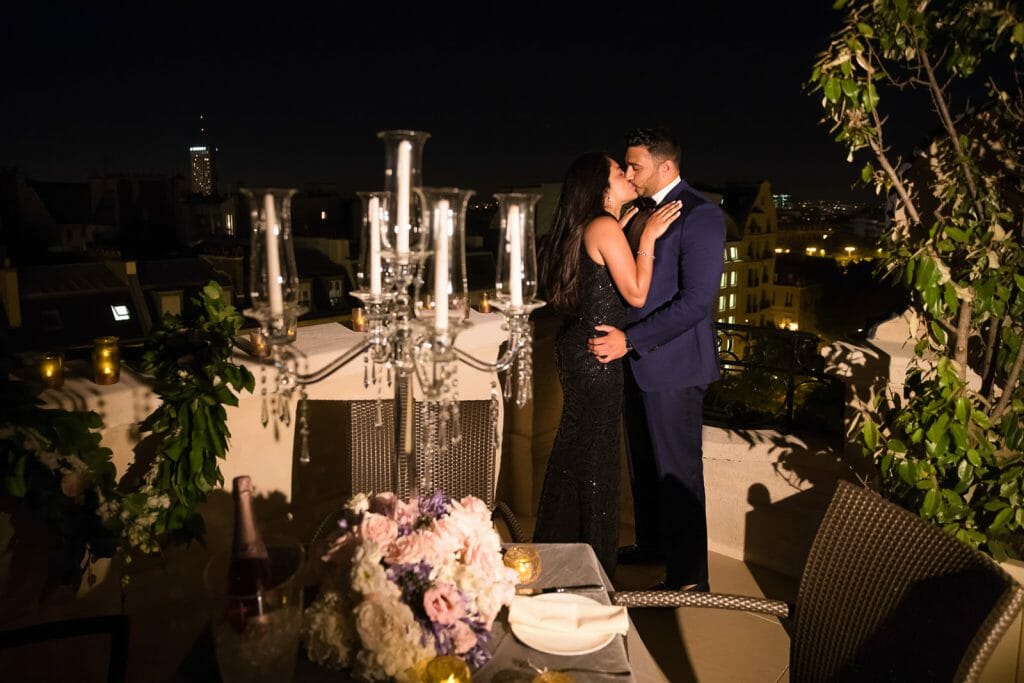 Idées de demande en mariage romantique à Paris : embellissement surprise d'une suite d'hôtel avec vue imprenable sur Paris