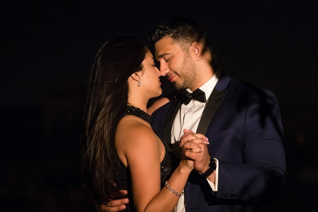 Idées de demande en mariage romantique à Paris : embellissement surprise d'une suite d'hôtel avec vue imprenable sur Paris