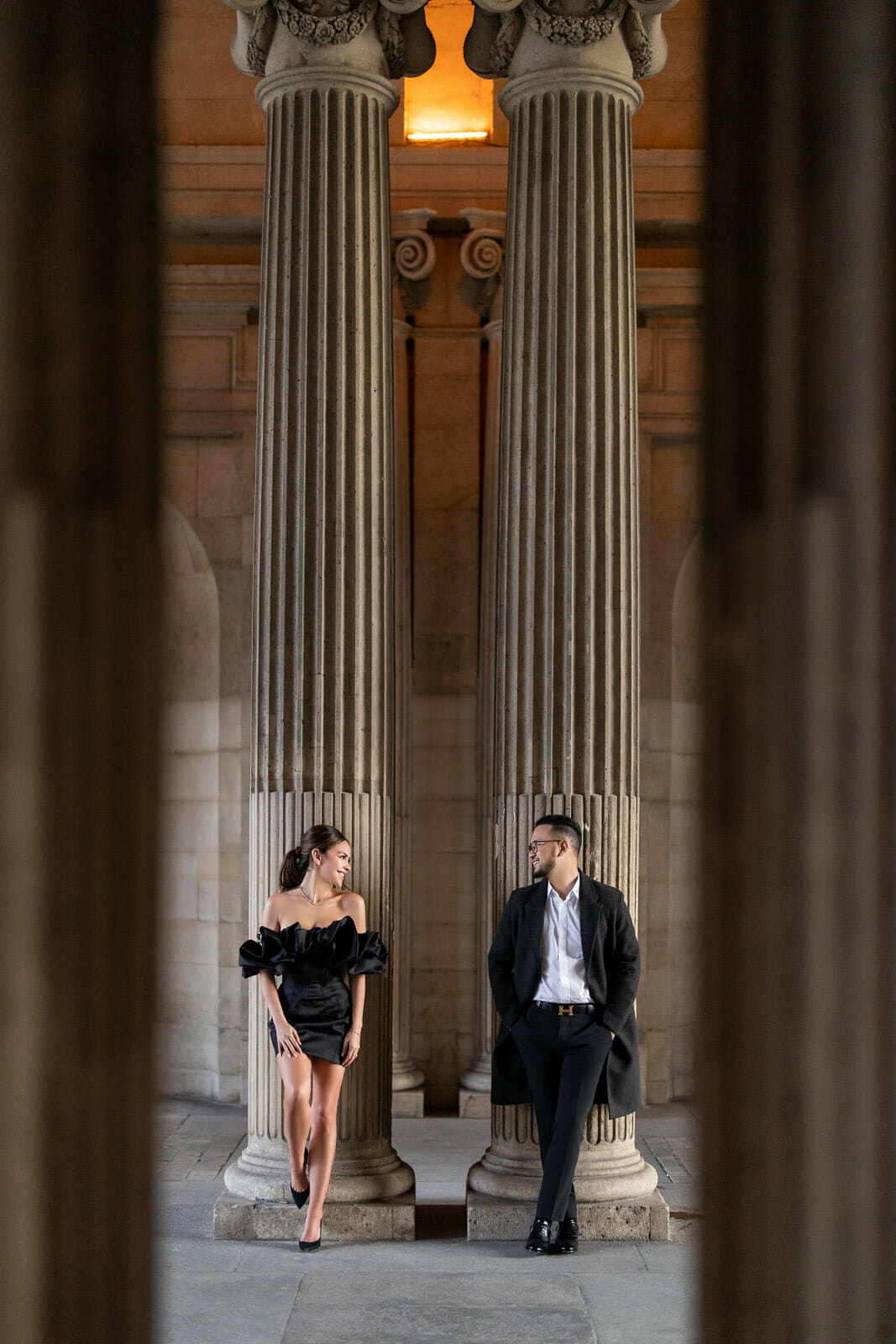 Cute Paris couple photoshoot at the Louvre Museum in the evening