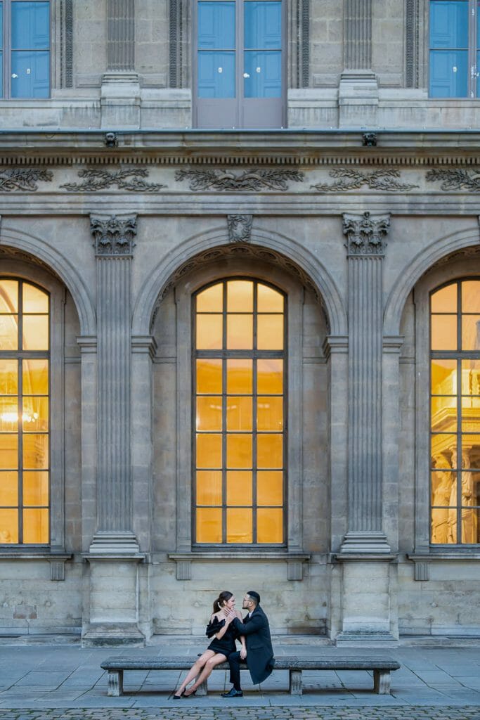 Sesión de fotos romántica de pareja en París en la Hora Azul del Museo del Louvre