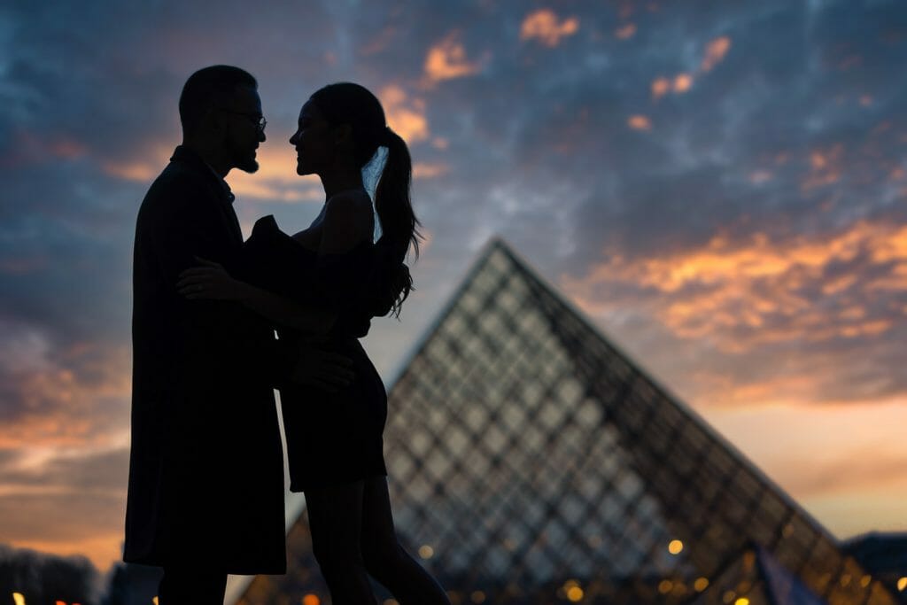 Sesión de fotos romántica de pareja en París en la Hora Azul del Museo del Louvre