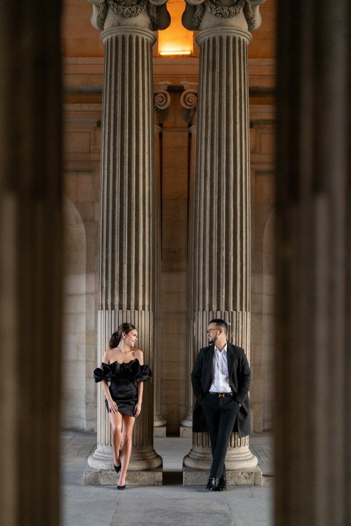 Sesión de fotos romántica de pareja en París en la Hora Azul del Museo del Louvre