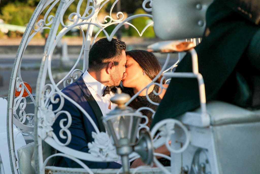 Idées de demande en mariage romantique à Paris avec une calèche au pont Alexandre III