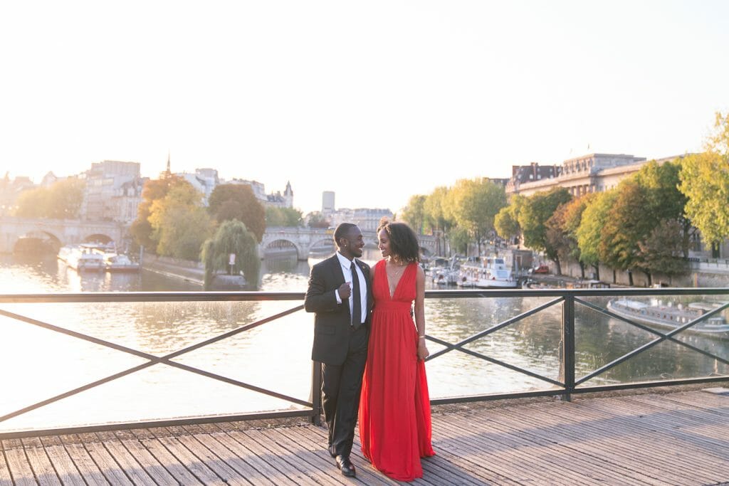 Dreamy couple photoshoot on Pont des Arts at sunrise in Paris
