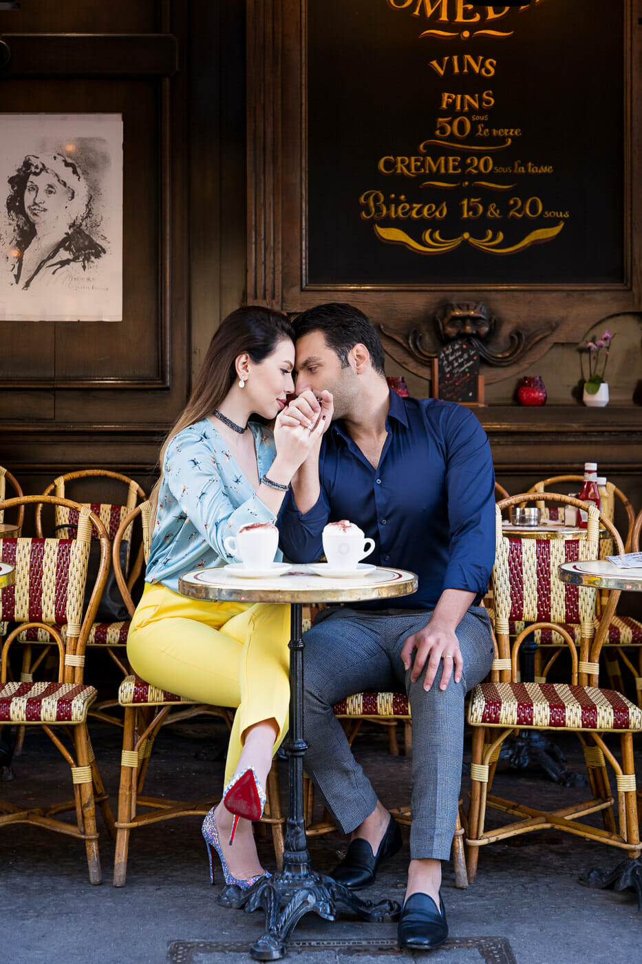 Romantic cafe photo ideas for your Paris engagement photos