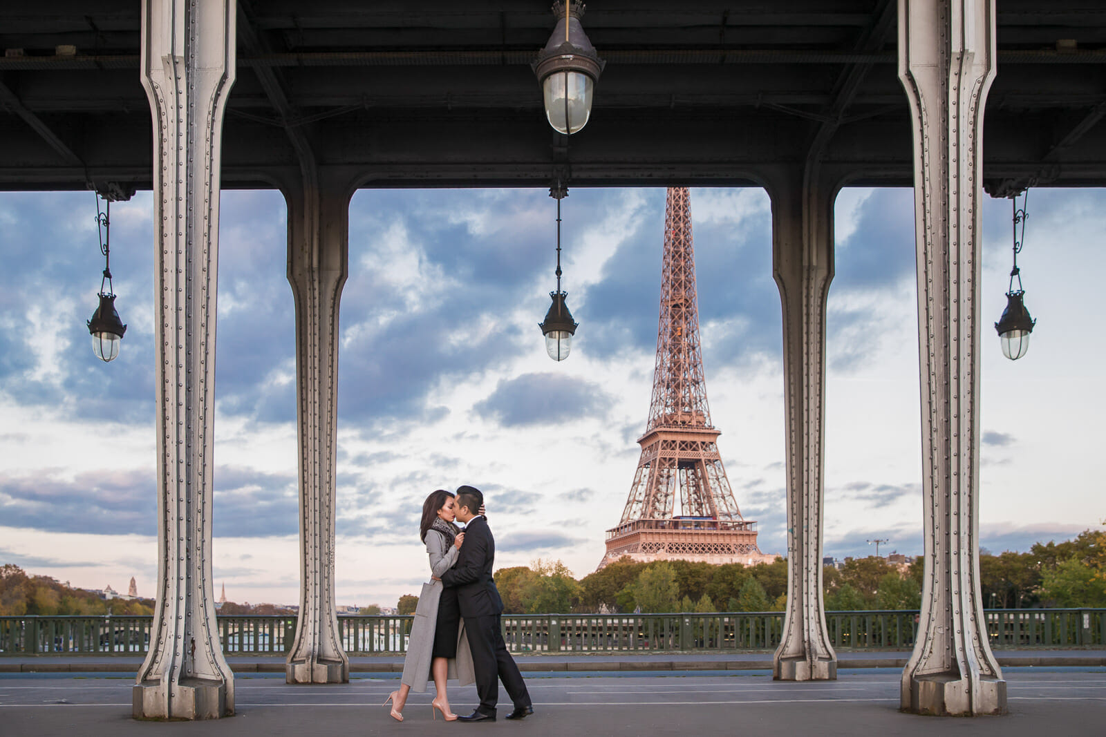 Dramatic Paris couple pictures at Pont de Bir-Hakeim