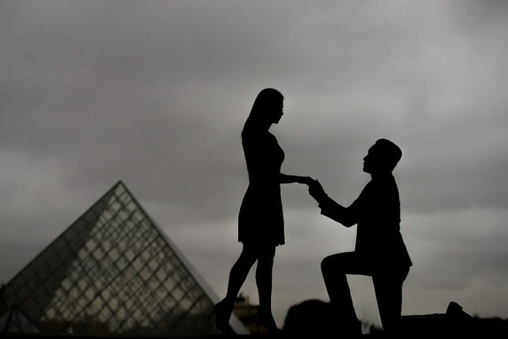 Fotos de pareja con estilo en el Museo del Louvre