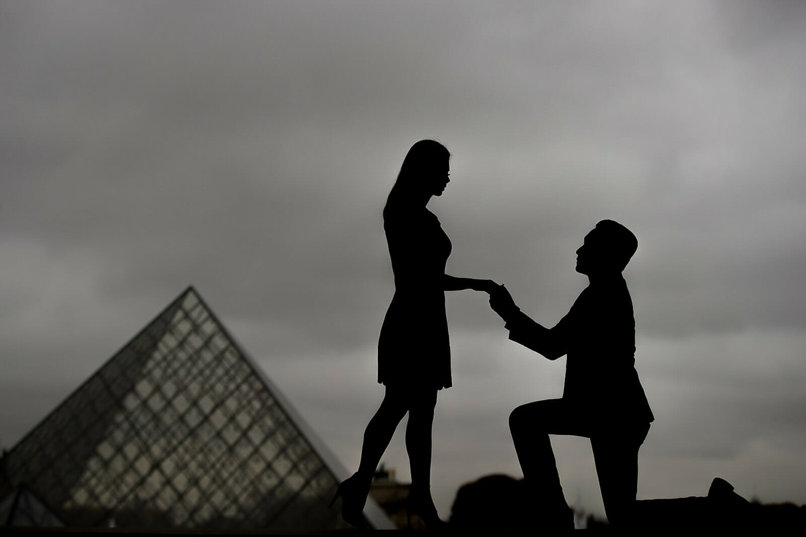 Stylish couple photos at the Louvre Museum
