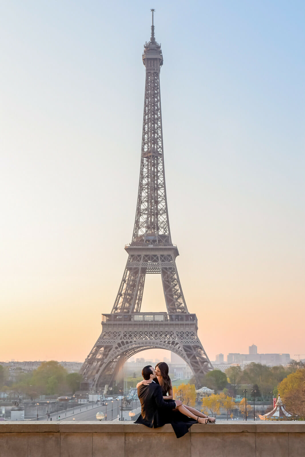 Romantic couple photoshoot in Paris Eiffel Tower at sunrise