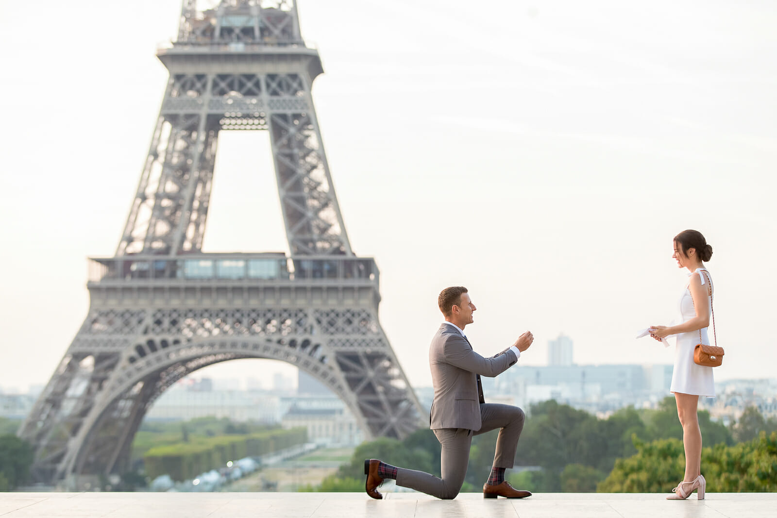 Beautiful Eiffel Tower marriage proposal at Trocadero