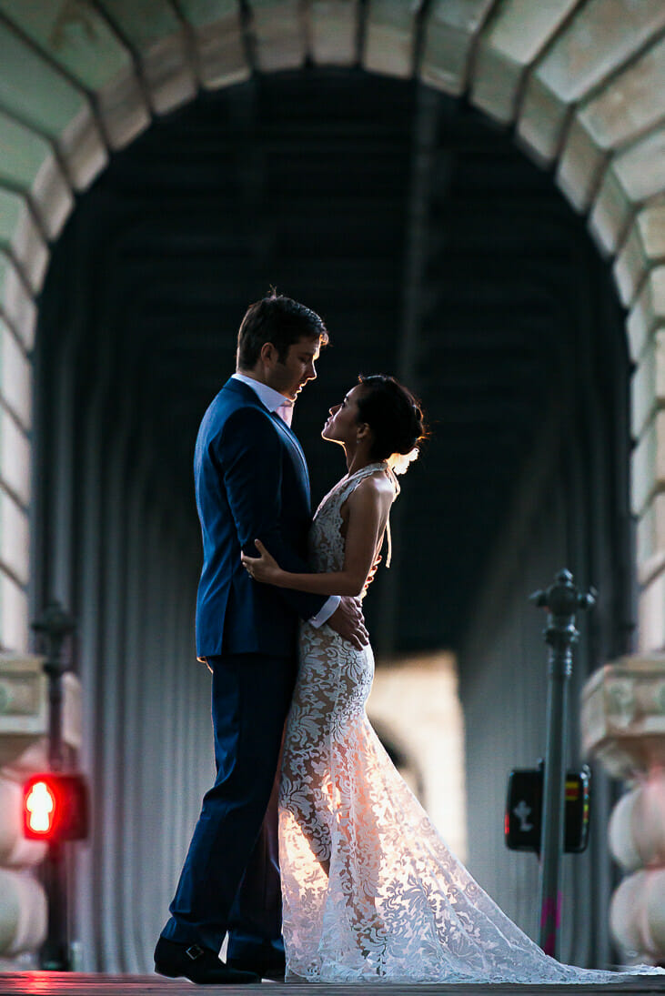 paris pre wedding photographer nighttime photos at Bir Hakeim Bridge