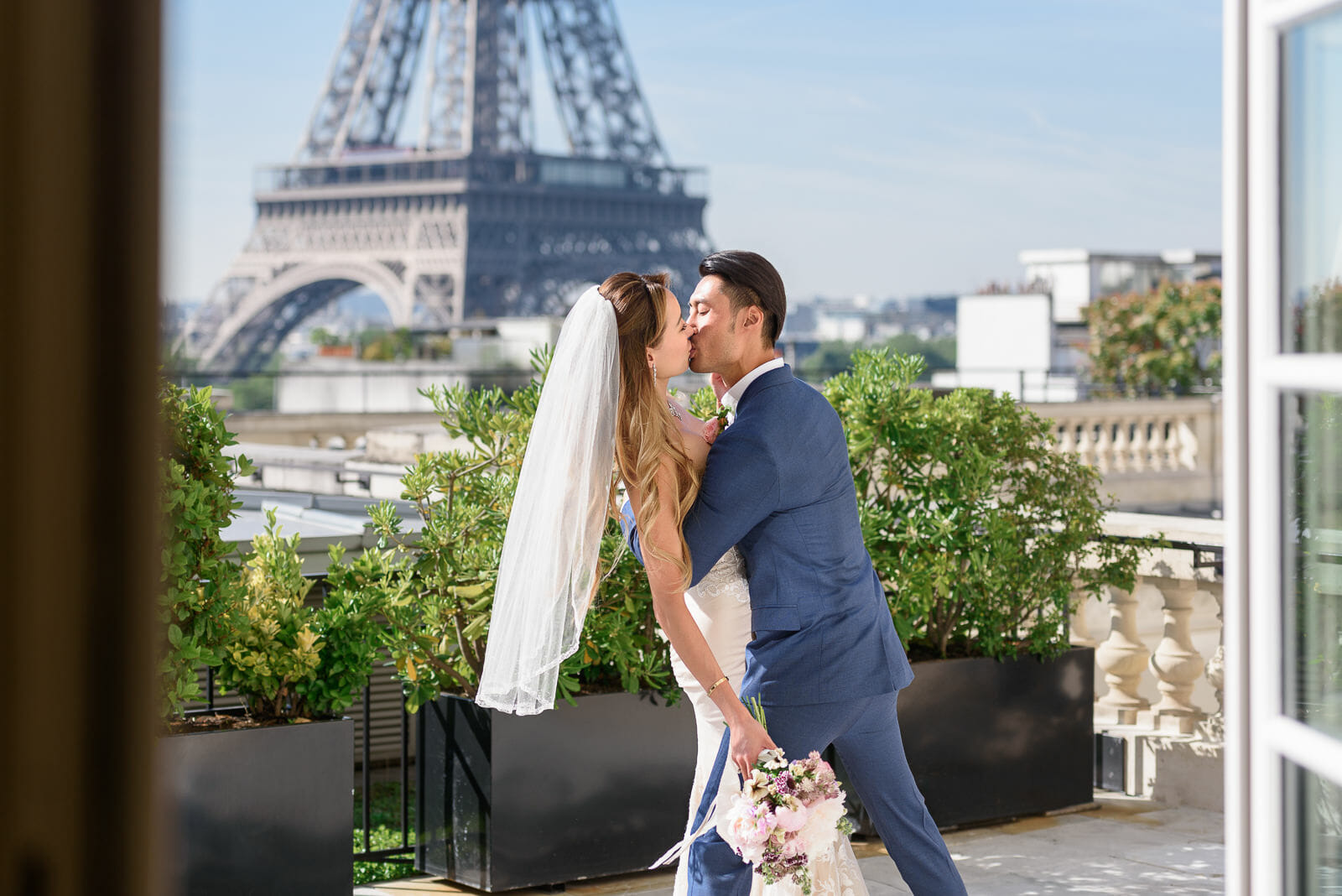 Intimate kiss at Shangri la Paris