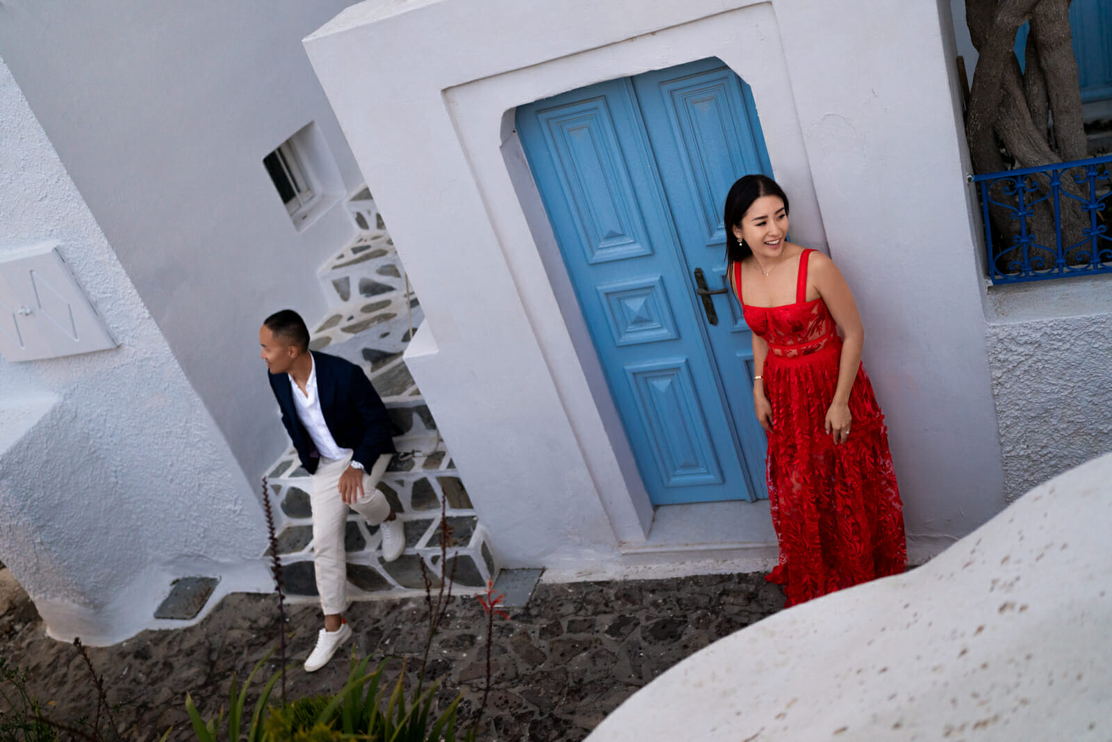 Playful couple photoshoot in Santorini