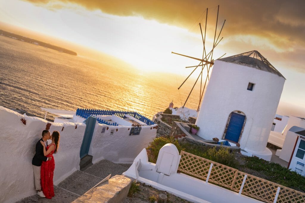 romantic Santorini photoshoot at sunset