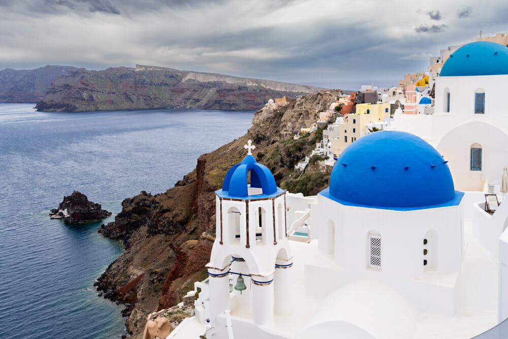 Where is the iconic photo spot in Santorini?