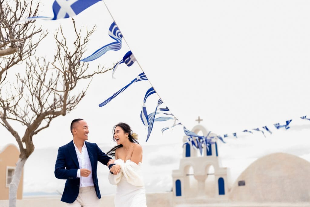 Santorini fun couple photoshoot ideas