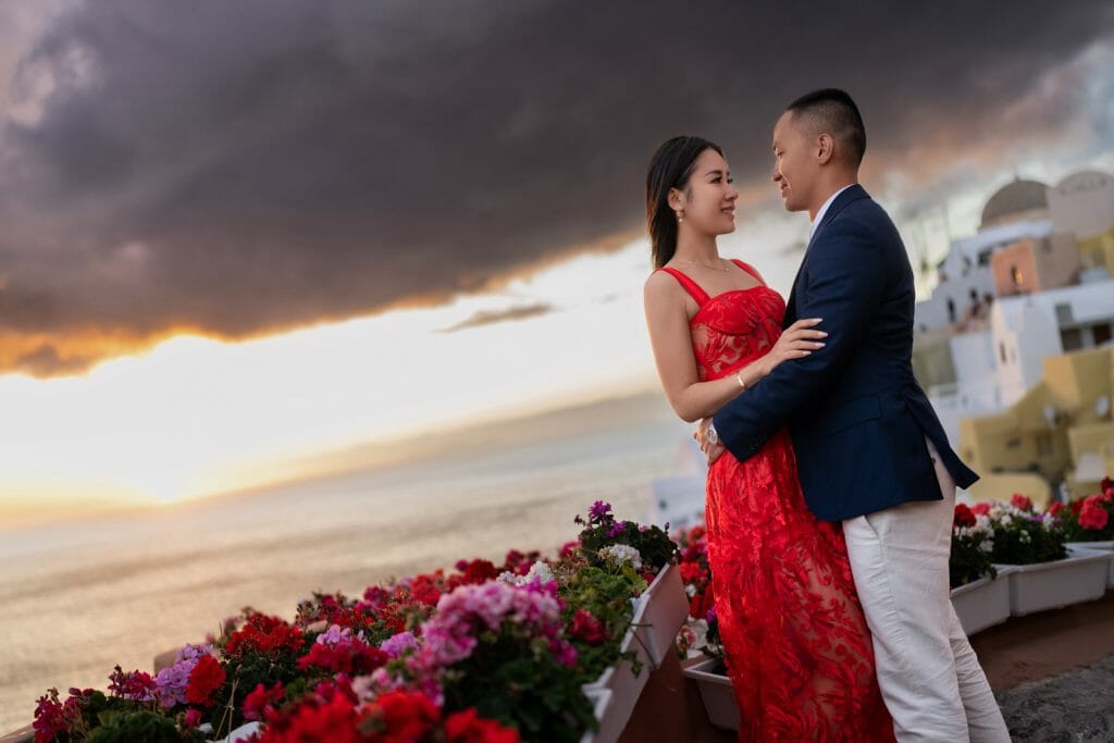 Dramatic engagement photos in Santorini