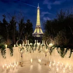 Terrasse romantique sur le toit du Secret Garden à Paris avec vue imprenable sur la Tour Eiffel, décorations florales et cadre de demande en mariage intime