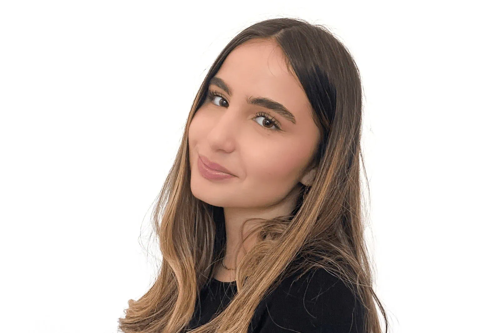 Margaux Carret, planejadora sênior de eventos na Kiss Me em Paris, especializada em propostas e serviços de planejamento de casamentos em Paris