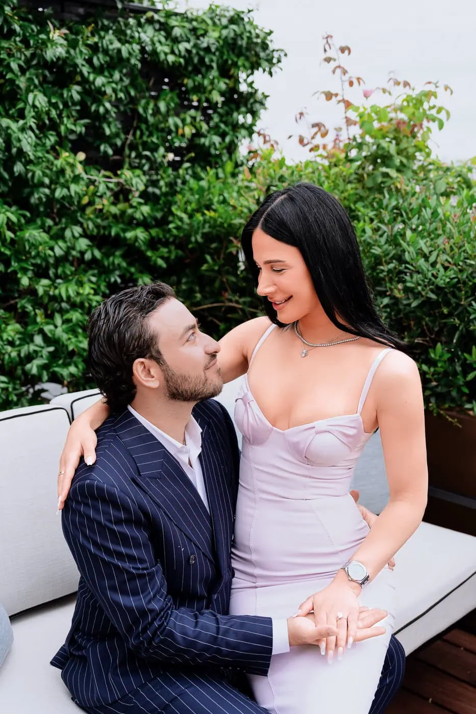 Молодожёны позируют для фотографий помолвки на террасе на крыше Peninsula Paris Secret Table сразу после того, как приняли предложение руки и сердца.