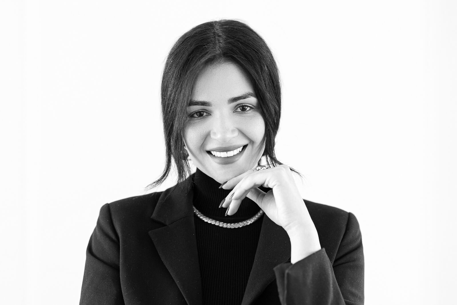 Juliana, brasilianische Fotografin in Paris, bekannt für ihren verspielten, femininen Stil und ihre hellen, luftigen Fotos, die Hochzeiten, Familienporträts und Boudoir-Sessions mit entspannter Atmosphäre einfangen.