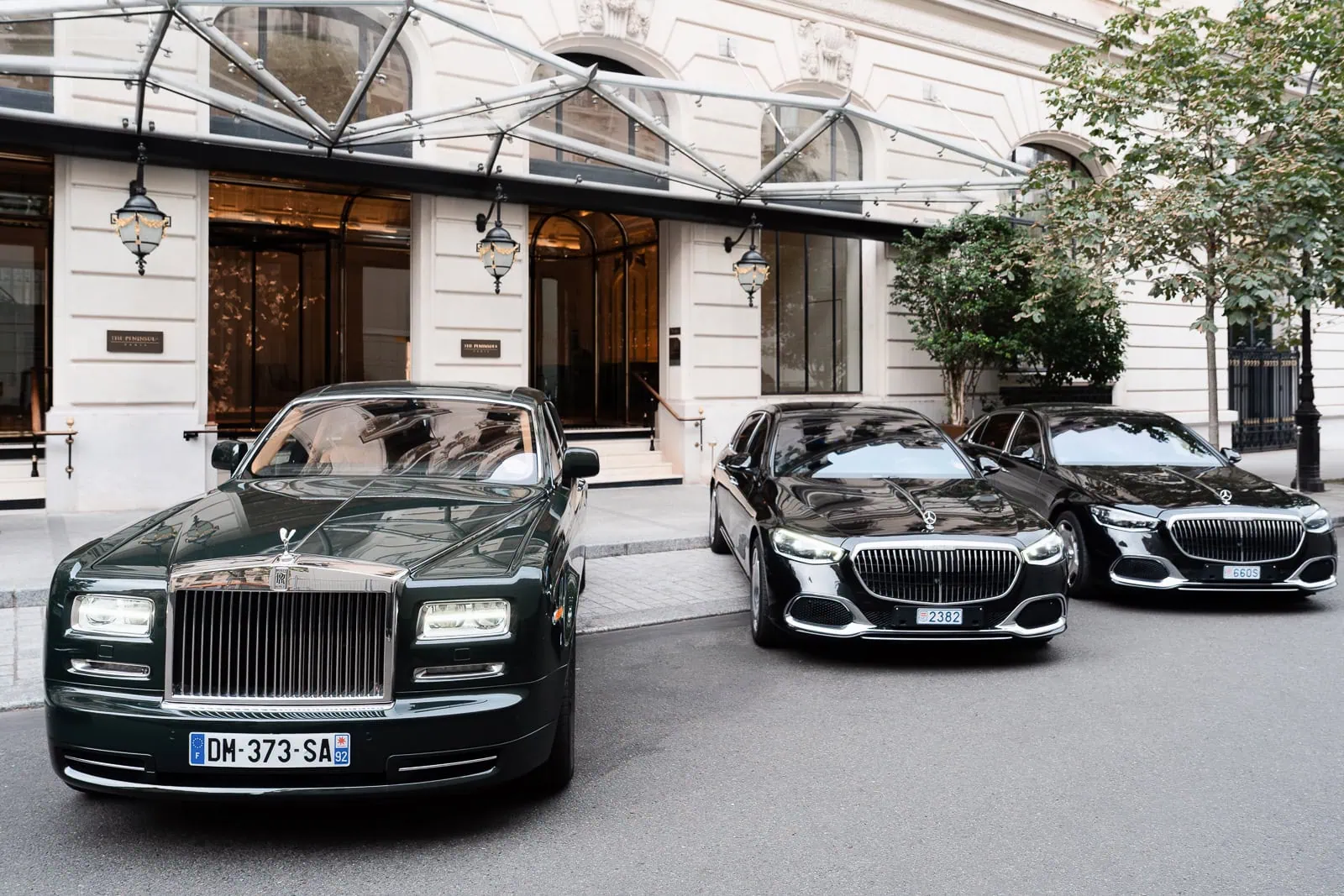 Зеленый Rolls-Royce и два седана Mercedes-Maybach у въезда в отель Peninsula Paris, готовые доставить гостей, сделавших предложение, в Порт-Дебилли.
