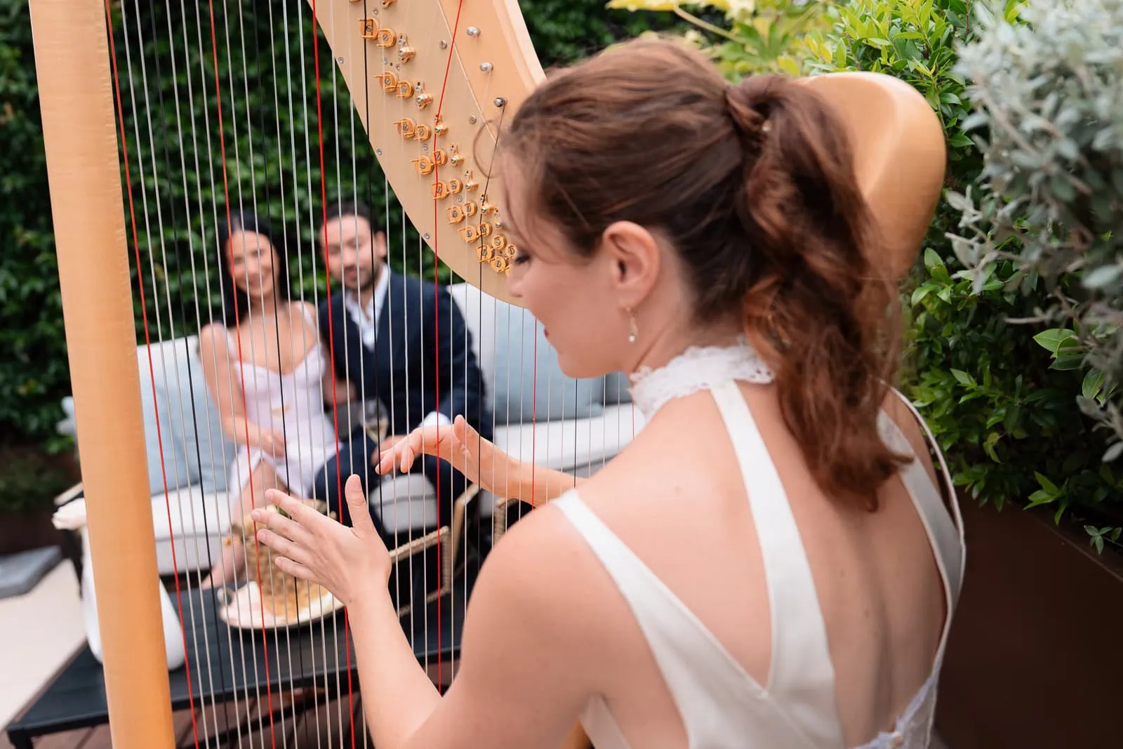 Мастер-арфистка выступила перед молодожёнами на террасе Peninsula Paris Secret Table после предложения руки и сердца на крыше