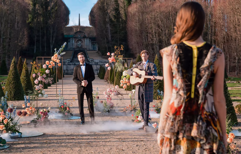 Heiratsantrag im Château de Villette – Mann im Smoking wartet am Ende eines blumengeschmückten Weges mit Live-Gitarrenmusik und Bodennebeleffekten, Paris